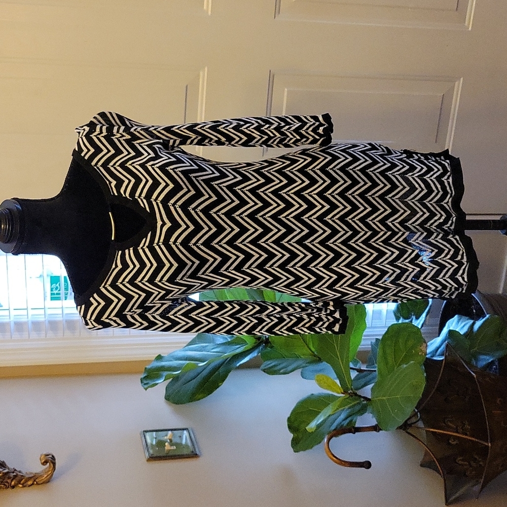 White House Black Market black white chevron Mini Dress mod Vneck Medium EUC
